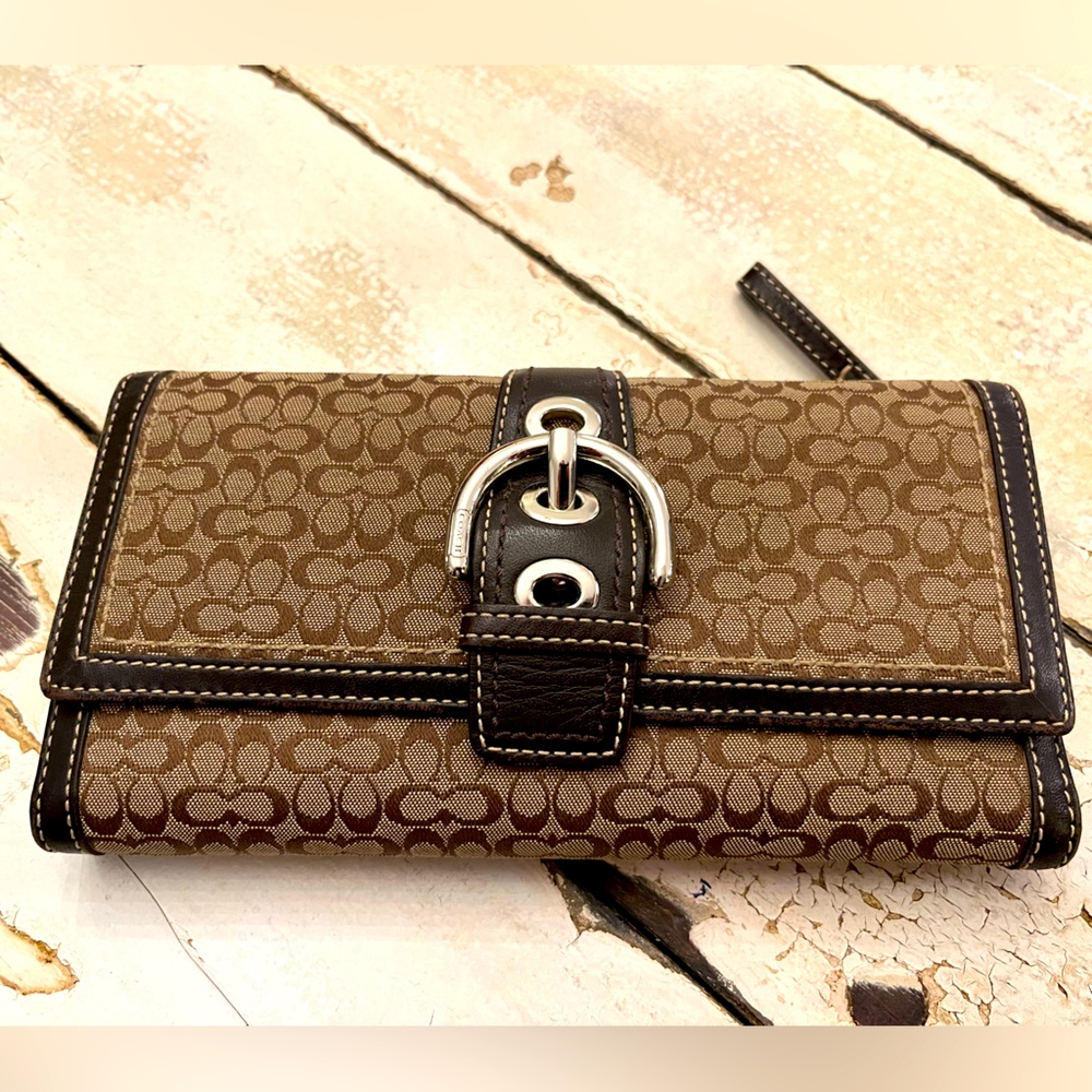Coach Trifold Checkbook Wallet Buckle
PREOWNED/GENTLY USED.